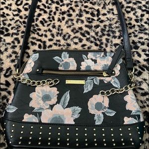 I am selling a purse that is very nice and unique